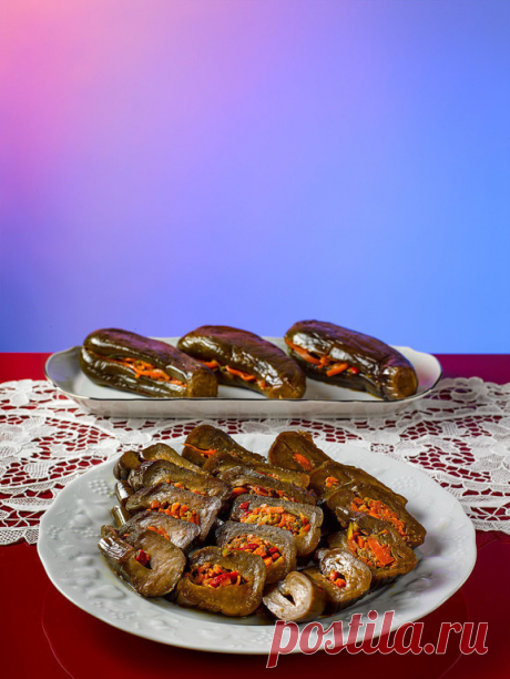 Маринованные баклажаны ! Рецепт Сталика Ханкишиева .
Маринованные баклажаны

Невероятно вкусная закуска к мясным блюдам, которая обязательно получится у тех, кто не поленится приготовить ее так, как описано.
Посолите воду в большой кастрюле и поставьте закипать.
Тем временем надрежьте баклажаны вдоль, лодочкой, чтобы образовался достаточно глубокий и вместительный кармашек.

Опустите баклажаны в кипяток. Ничего, что они всплывают - накройте крышкой и подождите, пока они из...