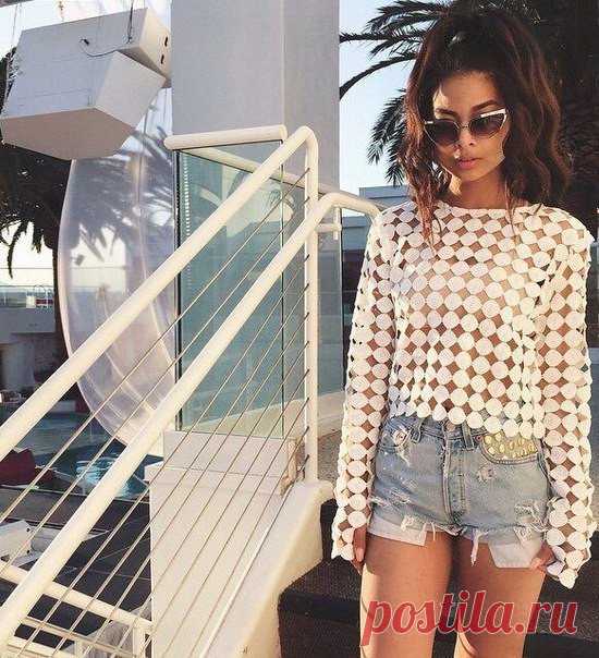 КАК ЗАСТАВЛЯТЬ ОГЛЯДЫВАТЬСЯ НА СЕБЯ?😊 Одежда. 1.Выберите цвет, который цеплял бы глаз, например, красный. Цвет – это очень важно, если вы хотите произвести незамедлительное впечатление. Такие цвета, как серый или бежевый часто визуально делают людей частью фона, поэтому носите их реже или в сочетании с другими, более яркими цветами. Цвет, который сводит с ума больше, чем какой-либо другой, – это красный. Вы можете надеть красное платье, чтобы ошеломить всех. Или выберите более приглушенный…