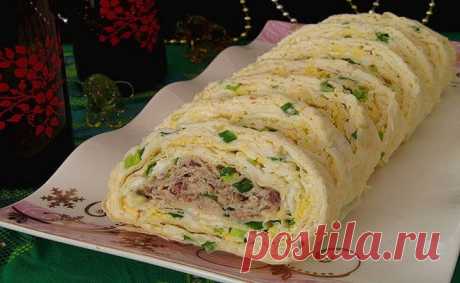 Самый вкусный и необычный рулет «Мимоза» — новый рецепт с лавашом! Салат «Мимоза» многим полюбился еще со времен СССР. А вот рулет «Мимоза» точно удивит гостей и домашних.