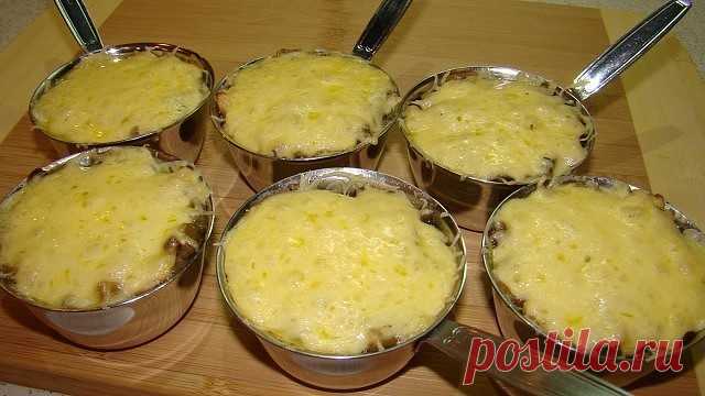 ЖУЛЬЕН С КУРИЦЕЙ И ГРИБАМИ 
Ингредиенты: 
 1 луковица среднего размера 
 100-150 г куриного филе (грудка) 
 3-4 шампиньона (около 50г) 
 50 г сливочного масла 
 1 ст. ложки растительного масла 
 1 ст. ложки (с горкой) муки 
 200 мл сливок 10% 
 50 г твердого сыра