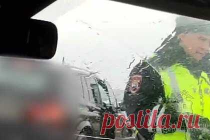 Задержание ехавшего через всю Россию наркокурьера попало на видео. Полицейские прервали криминальное турне 59-летнего жителя Ленинградской области, который вез из Подмосковья в Ханты-Мансийский автономный округ груз мефедрона стоимостью 12 миллионов рублей. На кадрах видны сотрудники правоохранительных органов, выводящих из автомобиля мужчину. У него в багажнике найдены свертки.