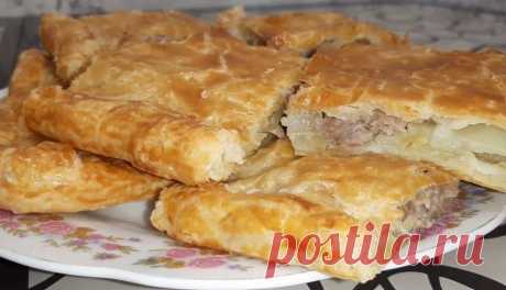 Вкусно и просто: пирог из слоёного теста с картофелем и фаршем Вам понадобится: Тесто слоёное- 2 пластины Лук-1шт. Картофель-8 шт. Фарш свиной-500гр. Яйцо-1шт. Соль, перец чёрный молотый-по вкусу.