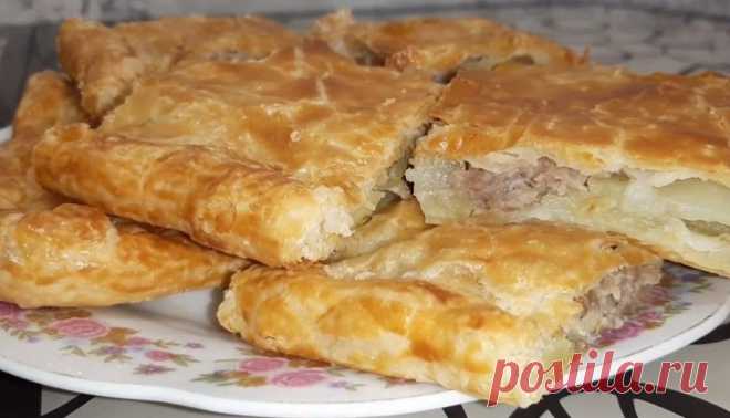 Вкусно и просто: пирог из слоёного теста с картофелем и фаршем Вам понадобится: Тесто слоёное- 2 пластины Лук-1шт. Картофель-8 шт. Фарш свиной-500гр. Яйцо-1шт. Соль, перец чёрный молотый-по вкусу.