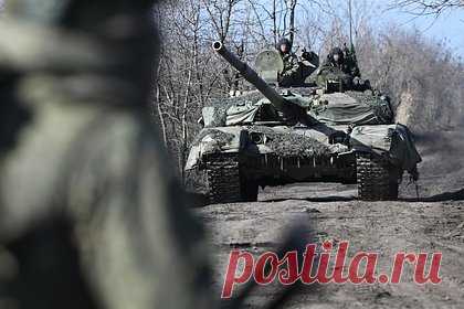 В США перечислили угрозы танкам Abrams. Американские танки M1 Abrams в современном бою могут стать жертвой дронов, противотанковых комплексов и других танков, пишет обозреватель Майкл Пек. Большое количество Abrams становятся небоеспособными из-за проблем с техническим обслуживанием, а оснащение танков новым оборудованием не лишит его недостатков.