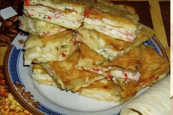 Гренки по восточному рецепту. 
Ингредиенты: 
Армянский лаваш – 1 шт; 
Мягкий плавленый сыр «Сливочный» – 200 грамм; 
Чеснок – 3 дольки; 
Крабовые палочки – 100 грамм; 
Зелень укропа – 0, 5 пучка; 
Масло подсолнечное дезодорированное – 3 ст. ложки; 
Яйца куриные – 2 шт; 
Мука пшеничная – 1 ч. ложка. 
Если у вас намечаются дружеские посиделки, то попробуйте удивить гостей этими необычными гренками. Они хорошо подойдут под пиво и другие напитки, их охотно едят дети. Сколько бы вы их ни сделали,