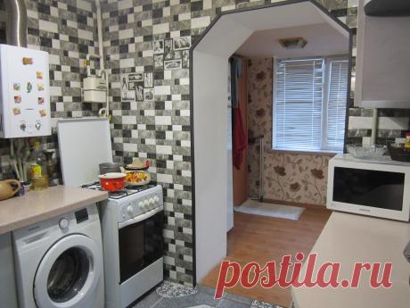 3-х комн. кв. в г. Саки, 1/ 5 ти эт. дома, общ. пл. 55 + пристройка 12кв.м., 1 комната проходная., кафель, есть возможность переделать под инвалидную коляску, удобное место расположения, рядом магазины, школа, 10 мин к рынку к лечебному озеру. Стоимость – 3 500 000 рубл