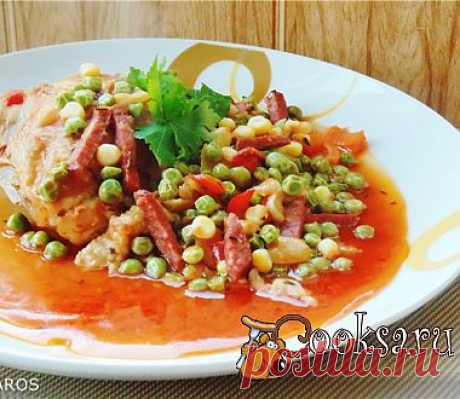 Курица тушеная с зеленым горошком и кукурузой в испанском стиле рецепт с фото