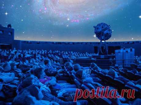 Органный концерт пройдет на крыше Московского планетария Московский планетарий продолжит серию концертов в Парке неба летом этого года. 7 июля в 21:00 на крыше планетария состоится концерт органной музыки, во время которого слушатели смогут наблюдать за звездами и планетами.
Фотография: riamo.ru Камерный оркестр молодых музыкантов Belcanto выступит на крыше Московского планетария с необычной программой. В нее войдут органные вариации знаменитых произведений  Джо Дассена, Ш...