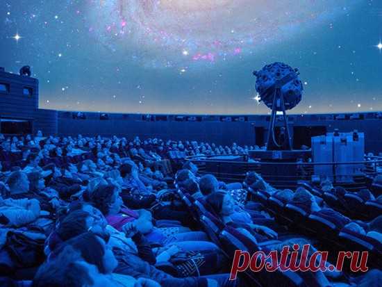 Органный концерт пройдет на крыше Московского планетария Московский планетарий продолжит серию концертов в Парке неба летом этого года. 7 июля в 21:00 на крыше планетария состоится концерт органной музыки, во время которого слушатели смогут наблюдать за звездами и планетами.
Фотография: riamo.ru Камерный оркестр молодых музыкантов Belcanto выступит на крыше Московского планетария с необычной программой. В нее войдут органные вариации знаменитых произведений  Джо Дассена, Ш...