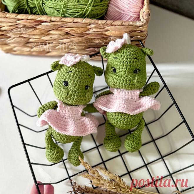 PDF Мини Дракоша крючком. FREE crochet pattern; Аmigurumi toy patterns. Амигуруми схемы и описания на русском. Вязаные игрушки и поделки своими руками #amimore - маленький дракон в платье, милый дракончик из обычной пряжи, динозавр, динозаврик.