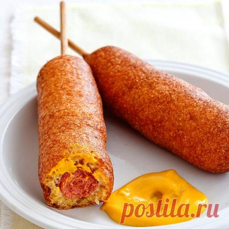 Корн-дог представляет собой сосиску, нанизанную на деревянную шпажку и обжаренную во фритюре в кукурузном тесте. Кукурузный кляр – изюминка данного фаст-фуда. Тяжело устоять перед красивой зажаристой корочкой, под которой находится горячая сосиска. Из истории известно, что эта вкусная и быстрая закуска появилась впервые в США в 20-х годах прошлого века.