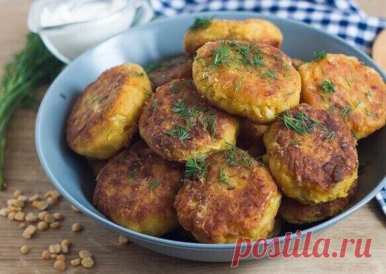 гороховые котлетки с капустой
Продукты:
Горох (сухой) - 200 г
Лук репчатый - 60 г
Капуста белокочанная - 400 г
Морковь - 100 г
Крупа манная - 4 ст. ложки
Карри - 1 ч. ложка
Куркума - 0,5 ч. ложки
Паприка - 0,25 ч. ложки
Соль - 0,75 ч. ложки
Масло растительное (для обжаривания) - 3-4 ст. ложки
Мука (или манная крупа, или сухари панировочные) - для панировки.    Приготовление:                                       Горох промойте и замочите на ночь. Залейте кипящей (!!!) водой, чтобы полностью покр