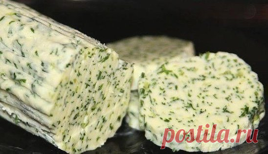 Чесночно-укропное масло на завтрак, очень ароматное и вкусное
Ингредиенты: 
-100 г сливочного масла 
-1 пучок укропа 
-1 зубчик чеснока 
-6 капель лимонного сока 
-соль
Это чесночно-укропное ароматное масло пригодится вам не раз, например, когда вам:
1 захочется добавить изюминку в стейк мясной или же рыбный
2 заправить пельмени
3 обогатить ароматами супчик
4 на бутерброды в конце-концов
Приготовление: 
Зелень моем и даем обсохнуть, срываем с пучка только нежные веточки, не трогая стебли. Мас