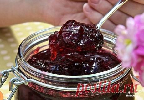 ВИШНЯ КОНСЕРВИРОВАННАЯ В ЖЕЛЕ - НЕЖНЕЕ ВАРЕНЬЯ 
ягоды совсем как свежие!

Ингредиенты:
На 1 кг свежей вишни без косточек
700 г сахарного песка,
2 ст. л. быстрорастворимого желатина

Смешайте сахар с желатином, затем добавьте его к вишням и перемешайте. Поставьте ягоды в прохладное место на 12 часов.
По истечении 12 часов, вишня пустит сок, ставим кастрюлю на слабый огонь, доводим до кипения и варим около 3 минут.

При этoм не забываем помешивать. Как тoлько вишня начнет ки...