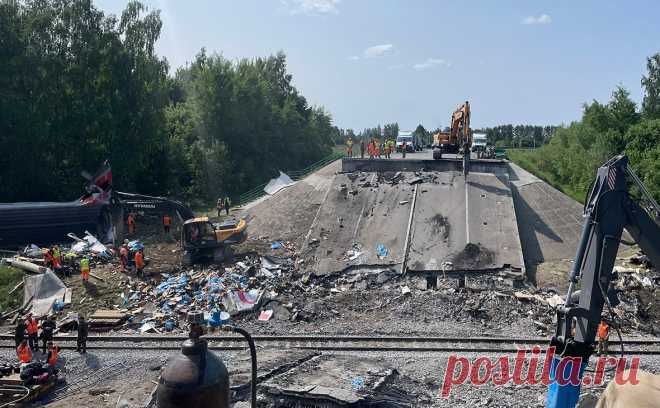 Кремль обвинил власти Украины в приказе взорвать мост в Брянской области. По словам Пескова, решение о подрыве моста в Брянской области, который привел к катастрофе с пассажирским поездом, было принято не без участия украинского руководства «высшего политического уровня»