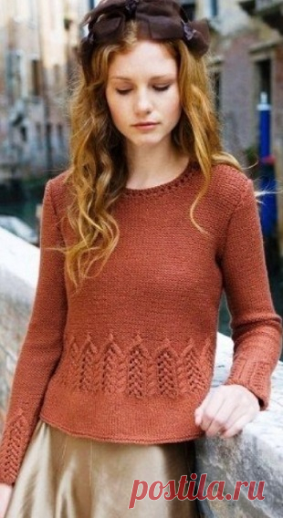 Пуловер с ажурной полосой спицами