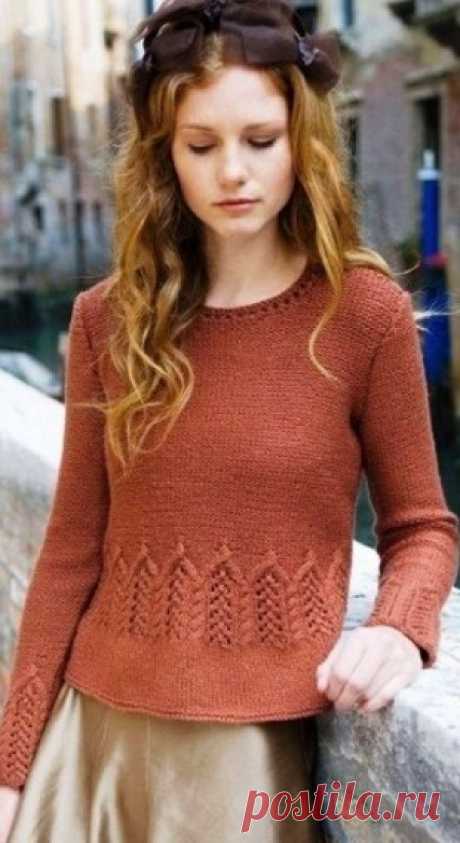 Пуловер с ажурной полосой спицами