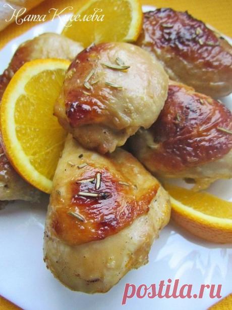 Курица в медово-имбирном маринаде
Сочная и ароматная курица в медово-имбирном маринаде с апельсинами подойдет и к повседневному и к праздничному столу. Замариновать курицу нужно заранее и оставить в прохладном месте на 3-4 часа.
Ингредиенты:
Показать полностью…