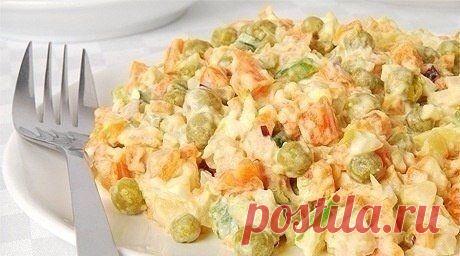 Салат из куриного мяса с морковью и зеленым горошком