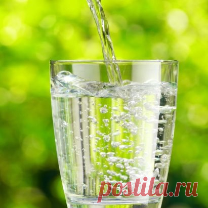 ШАГ ПЯТЫЙ
Вода!!!
Многие знают и как надо и зачем надо, но не применяют почему то на практике. А зря.)))
Приучив себя пить не менее 2 литров воды в день Вы избавите себя от многих недугов, почистите клеточки, а значит и весь организм в целом.
Не сразу конечно, со временем.
Сказать тяжело было приучить себя пить - ничего не сказать. Забывала, пропускала, пока не стала устанавливать будильник!!!!
Своё утро я начинаю со стакана воды! ( 1)
Потом утренние процедуры - после второй стакан воды (2)