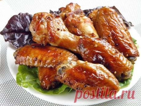 Острые крылышки

Куриные крылышки — 500 Грамм + Соевый соус — 100 Миллилитров + Чеснок — 3 Зубчика + Перец чили — 0.25 Чайных ложки + Имбирь молотый — 0,25 Чайных ложки + Дижонская горчица — 2 Ст. ложки

1. Вымойте тщательно крылышки, дайте воде стечь. Очистите чеснок и отмерьте специи и соус. Приступим!
2. Крылышки разрежьте по суставу на две части. Крайнюю часть крыла, если имеется, лучше обрезать, она пригорает, да и мяса в ней почти нет.
3. В соевый соус добавьте измел...