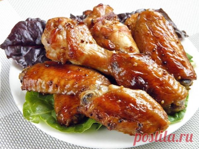 Острые крылышки

Куриные крылышки — 500 Грамм + Соевый соус — 100 Миллилитров + Чеснок — 3 Зубчика + Перец чили — 0.25 Чайных ложки + Имбирь молотый — 0,25 Чайных ложки + Дижонская горчица — 2 Ст. ложки

1. Вымойте тщательно крылышки, дайте воде стечь. Очистите чеснок и отмерьте специи и соус. Приступим!
2. Крылышки разрежьте по суставу на две части. Крайнюю часть крыла, если имеется, лучше обрезать, она пригорает, да и мяса в ней почти нет.
3. В соевый соус добавьте измел...