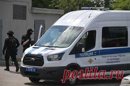 В Петербурге задержали ранивших мужчину из пистолета россиян. На выезде из Петербурга полицейские задержали двоих россиян, пытавшихся скрыться после устроенной в городе стрельбы. По его данным, компания молодых людей открыла огонь по мужчине в магазине поселка Парголово в Санкт-Петербурге. Получившего несколько ранений из пистолета пострадавшего доставили в больницу.