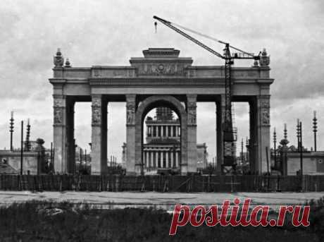 Строительства 2-й очереди комплекса ВСХВ осень, 1952г
Нынешний ВВЦ