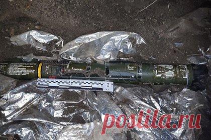 Полицейские нашли тайник с противотанковым гранатометом среди мусора. В Херсонской области полицейские нашли тайник с противотанковым гранатометом. Они нашли схрон в заброшенной постройке в городе Геническе Генического района на территории одного из домовладений садового комплекса. Опасный предмет лежал среди мусора.