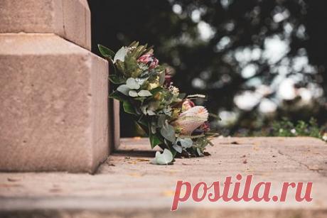 На Украине задержали представившегося Иисусом кладбищенского вора. В селе Глубочок Хмельницкой области Украины задержали мужчину, обворовывавшего и крушившего могилы. Отмечается, что прибывшие по вызову правоохранители задержали 50-летнего мужчину, представившегося им Иисусом. В рюкзаке у него были найдены крест, флаг и лампадки, которые, по его словам, он планировал забрать домой.