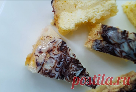 Венгерская шоко-ватрушка.
Смесь 1:
1,5 стакана Мука
100 гр Масло сливочное размягченное
0,5 стакана Сахар
1 пакетик Разрыхлитель
Смесь 2:
500 гр Творог 9%
3 шт. Яйца
1 стакан Сахар
Заливка:
4 ст. л.. Сметана
1/2 банки Сгущенка
Шоколад бабаевский 75% содержания какао бобов