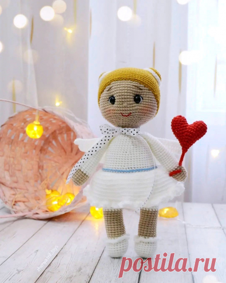 PDF Куколка Ангелок крючком. FREE crochet pattern; Аmigurumi doll patterns. Амигуруми схемы и описания на русском. Вязаные игрушки и поделки своими руками #amimore - ангел, ангелок с сердечком к 14 февраля, ангелочек ко дню Всех Влюблённых, кукла, куколка, девочка, украшение.