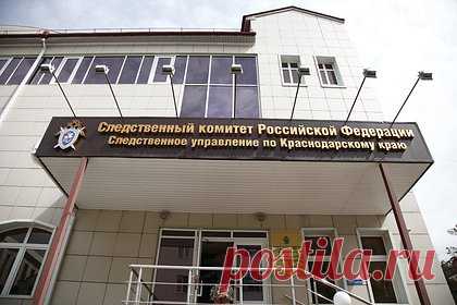 На Кубани завели уголовное дело после обнаружения подростка с цепью на ноге. В Краснодарском крае следователи завели уголовное дело после обнаружения 15-летнего подростка-инвалида с цепью на ноге. Известно, что 17 февраля местная жительница в станице Тенгинской нашла ребенка на своем участке с закрепленной к голени металлической цепью. При этом сам мальчик обвиняет в произошедшем приемную мать.