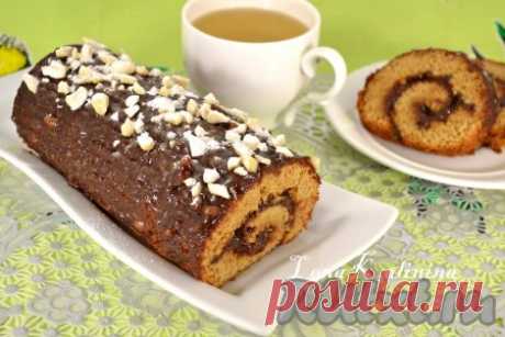 Медовый рулет - 10 пошаговых фото в рецепте Медовый рулет - очень вкусная и простая выпечка. Его можно быстро испечь к вечернему чаю для своих родных, можно предложить и гостям. Смазать рулет можно чем угодно - любым кремом, сгущенкой, повидлом или джемом. Я смазала пастой "Нутелла", приготовленной собственноручно.  Ингредиенты