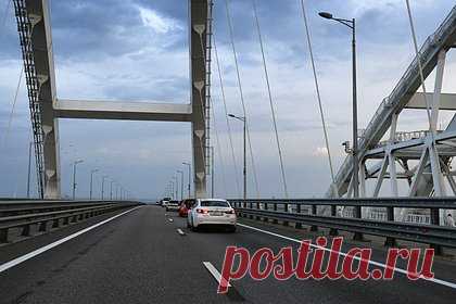 Названы сроки восстановления движения по Крымскому мосту после смертельного ДТП. Движение по Крымскому мосту, которое было полностью остановлено после смертельной аварии, восстановят в течение получаса. Такие сроки назвали в Минтрансе Крыма, передает РИА Новости. Об аварии на Крымском мосту стало известно утром в понедельник, 20 февраля. Из-за ДТП полностью перекрыли движение по мосту.