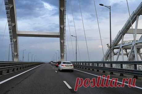 Названы сроки восстановления движения по Крымскому мосту после смертельного ДТП. Движение по Крымскому мосту, которое было полностью остановлено после смертельной аварии, восстановят в течение получаса. Такие сроки назвали в Минтрансе Крыма, передает РИА Новости. Об аварии на Крымском мосту стало известно утром в понедельник, 20 февраля. Из-за ДТП полностью перекрыли движение по мосту.