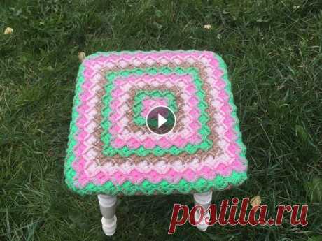 Сидушка на табурет баварской вязкой/Seat on a stool Bavarian knitted Вяжу очередную сидушку на табуретку. выбрала очень красивый узор, на мой взгляд. Узор вяжется баварской вязкой. скажем так, не для самых начинающих вя...
