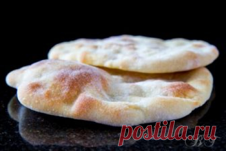 Лепешки (тесто по Ришару Бартине) Эти лепешки - совсем тонкие, в них можно что-нибудь заворачивать или просто использовать как основу для пиццы. Если растянуть их тоньше и подержать их в духовке подольше, они станут хрустящими, и тогда их можно будет наломать на куски и макать в разные соусы в качестве более диетической…