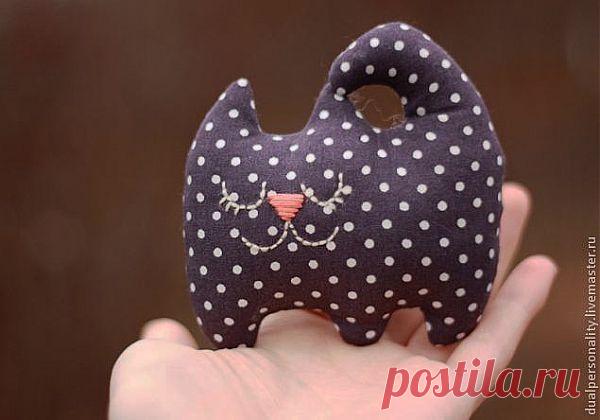 Котик на ладошке.