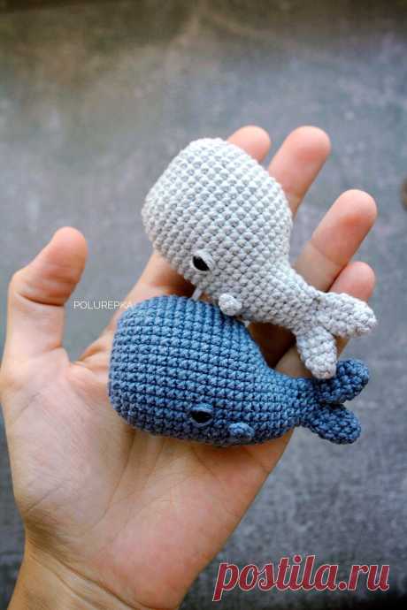 PDF Маленький Кит крючком. FREE crochet pattern; Аmigurumi toy patterns. Амигуруми схемы и описания на русском. Вязаные игрушки и поделки своими руками #amimore - маленький кит из обычной пряжи, брелок в виде китёнка.