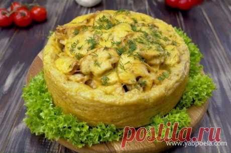 Картофельный пирог с грибами и курицей Очень вкусный пирог из картофеля с курицей и грибами готовится просто и быстро. Аппетитный картофельный пирог с курино-грибной начинкой и тягучим сыром - идеальное сочетание! Блюдо вполне самодостаточное и питательное. Его можно подать дома на обед или ужин со свежим салатом, а можно также взять с