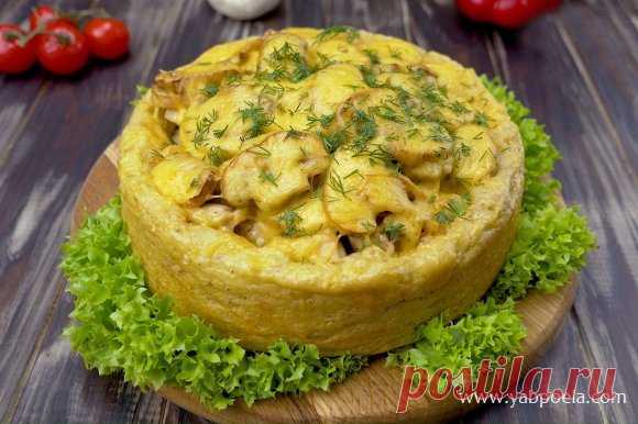 Картофельный пирог с грибами и курицей Очень вкусный пирог из картофеля с курицей и грибами готовится просто и быстро. Аппетитный картофельный пирог с курино-грибной начинкой и тягучим сыром - идеальное сочетание! Блюдо вполне самодостаточное и питательное. Его можно подать дома на обед или ужин со свежим салатом, а можно также взять с