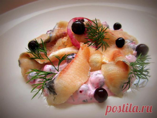 Сельдь домашнего, пряного посола со смородиновым соусом.