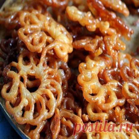 ХВОРОСТ "ДЖАЛЕБИ" ХРУСТЯЩАЯ ИНДИЙСКАЯ СЛАДОСТЬ Невероятно Вкусные, Красивые и Хрустящие Спиральки, пропитанные Сиропом, непременно станут вашей любимой сладостью, а ваши дети будут в неописуемом Восторге. Сегодня побудем немного в Индии и приготовим это Хрустящее Индийское Лакомство, на быструю руку!  

На удивление, рецепт джалеби очень прост, и чтобы его сделать нам не потребуются диковинные продукты.



Ингредиенты 


Для теста: 

Мука - 240 гр. 
Кефир - 120 гр 
Вода - ...