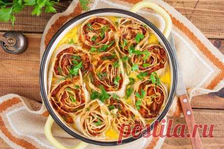 Как приготовить пироги и пирожки из лаваша: 5 вкуснейших рецептов для всей семьи  Лаваш настолько универсален, что с ним можно приготовить практически любое блюдо: от классических закусок, шаурмы и салатов до пирогов и пирожков. Ведь как говорится, всё гениальное –...
