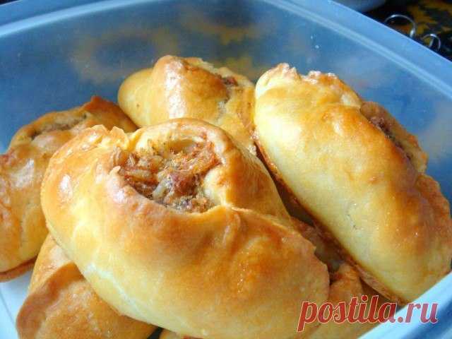Очень вкусные воздушные расстегайчики с мясом. С пылу, с жару просто объедение! Как же трудно остановиться! Такая вкуснятина!
