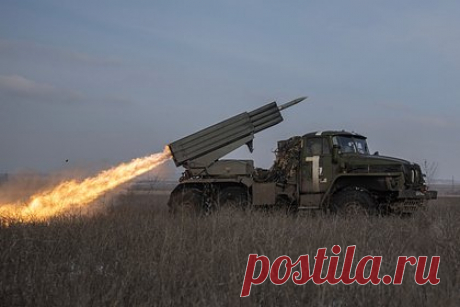 В Запорожской области сообщили об обстреле со стороны ВСУ. Владимир Рогов сообщил в своем Telegram-канале, что Вооруженные силы Украины (ВСУ) обстреливают город Токмак в Запорожской области. По его словам, обстрел ведется из ракетных систем залпового огня. Он также отметил, что в регионе работают системы противовоздушной обороны.