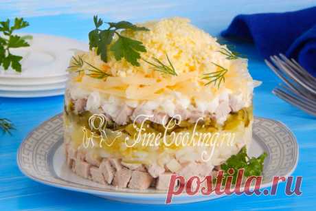 Салат со свининой Рецепт простого, вкусного и сытного мясного салата, в состав которого помимо свинины входит картофель, соленые огурцы, репчатый лук, сыр и куриные яйца.