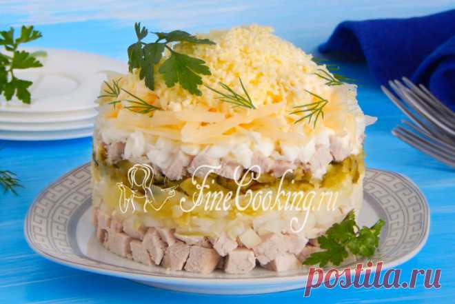Салат со свининой Рецепт простого, вкусного и сытного мясного салата, в состав которого помимо свинины входит картофель, соленые огурцы, репчатый лук, сыр и куриные яйца.