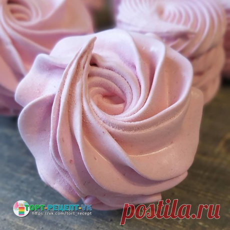 ЗЕФИР МАЛИНОВЫЙ - НОВИНКА! 

Эта технология приготовления зефира не новая, но немного забытая. Когда-то давно у меня очень долго не получался банановый зефир, пока я не попробовала делать его из детского пюре полностью добавляя в сироп. Пропорции могут быть самые разные. 
Зефир приготовленный таким способом очень похож по текстуре на магазинный. 

- Ингредиенты:
⠀ 
70 гр. белка, 
70 гр. сахара, 
щепотка лимонной кислоты. 

Сироп: 
150 гр. малинового пюре (без косточек), 
1...